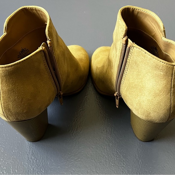 OLD NAVY WOMENS BASIC HEELED SUEDE BOOTIES - Picture 2 of 4